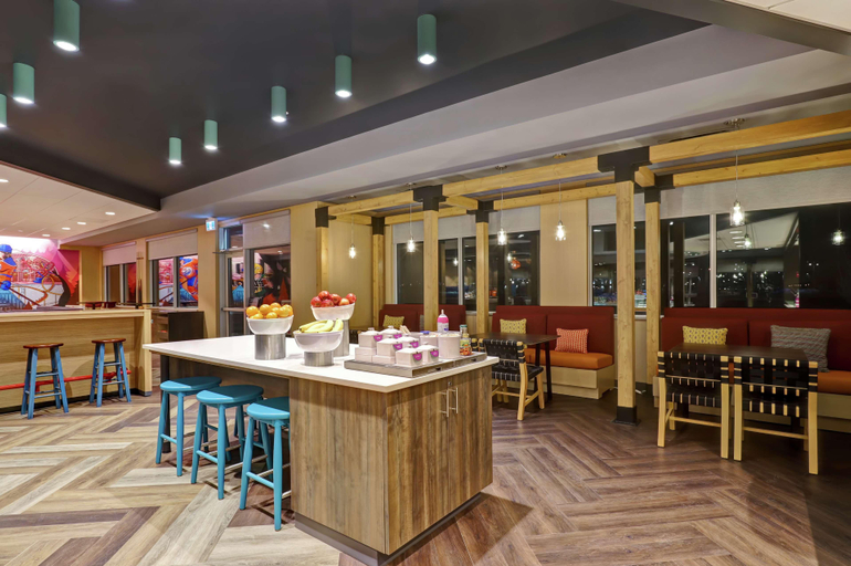 Food & Drinks 5, Tru By Hilton Edmonton Windermere, Division No. 11