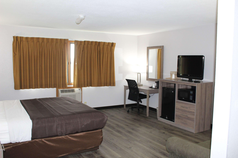 Bedroom 3, Ramada by Wyndham Cedar Rapids South, Linn