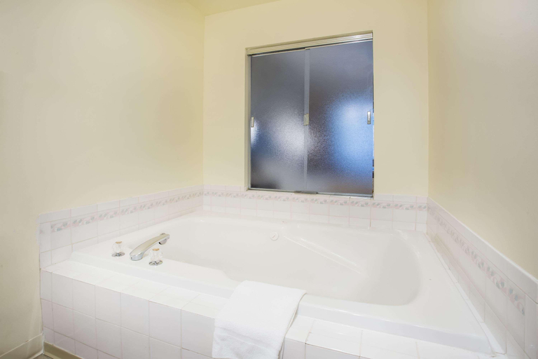 Bedroom 3, Days Inn by Wyndham Seattle Aurora, King