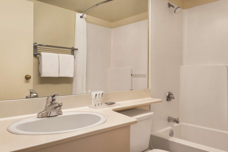 Bathroom, Country Inn &Suites Saskatoon, Division No. 11