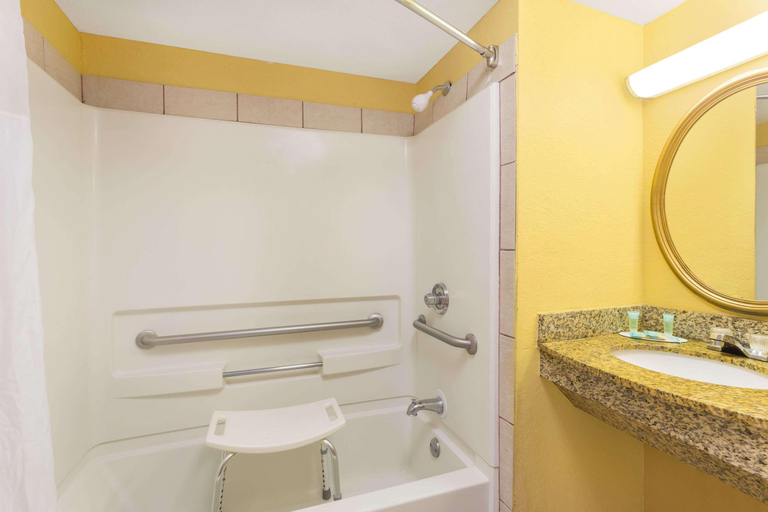 Bathroom 5, Howard Johnson By Wyndham Orlando/International Dr, Orange