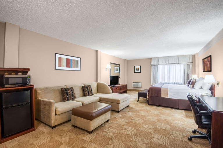 Bedroom 3, Ramada by Wyndham Denver Downtown, Denver