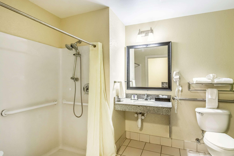 Bathroom 5, Comfort Inn Emporia, Emporia