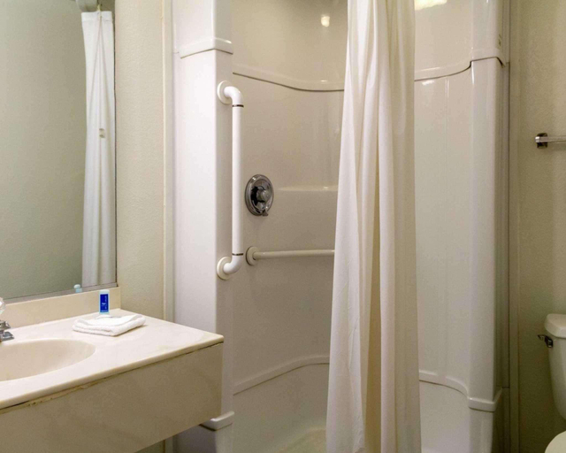 Bathroom 5, Loyalty Inn Columbus, Franklin