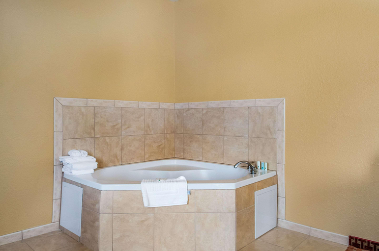 Bathroom 4, Quality Inn & Suites Slidell, Saint Tammany