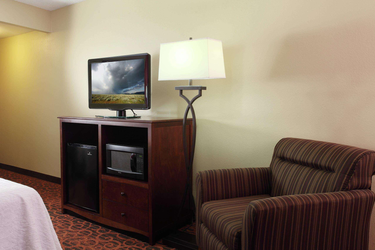 Bedroom 4, Hampton Inn Atlanta-Cumberland Mall- NW, Cobb