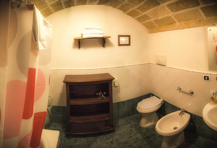 Bathroom 4, Vecchia Mottola Albergo Diffuso, Taranto
