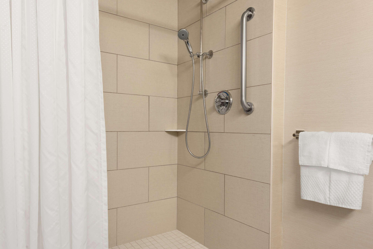 Bathroom 5, DoubleTree by Hilton Milwaukee - Brookfiel, Waukesha
