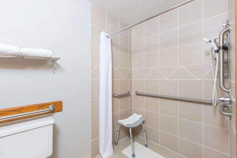Bathroom 4, Days Inn by Wyndham Hays, Ellis