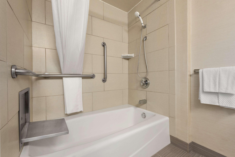 Bathroom 5, DoubleTree by Hilton Milwaukee - Brookfiel, Waukesha