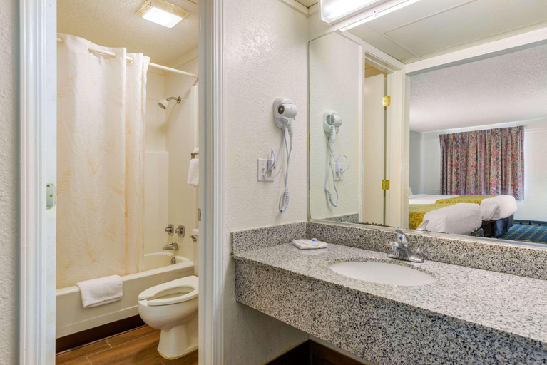 Bathroom 4, RODEWAY INN Hilliard Area, Franklin