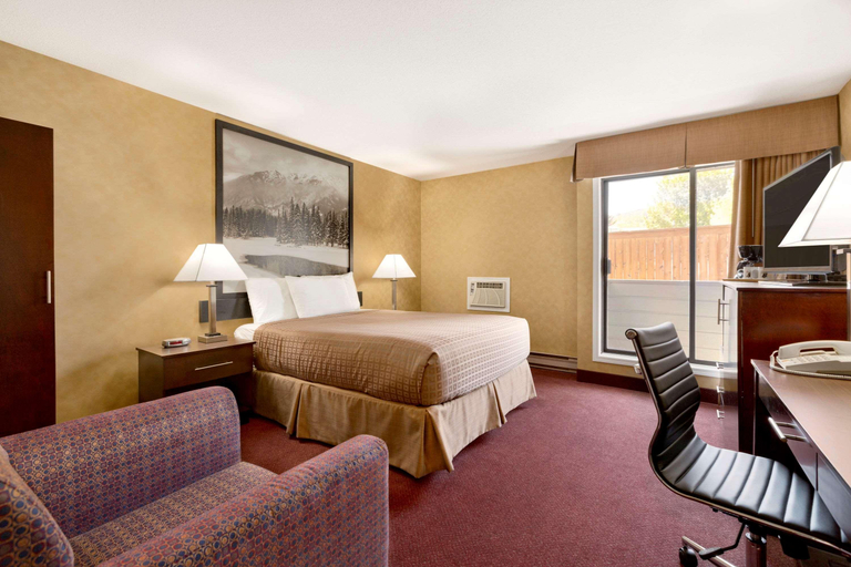 Bedroom 3, Super 8 by Wyndham Vernon, North Okanagan