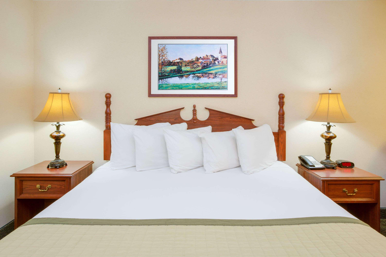 Bedroom 3, Baymont By Wyndham Ozark, Dale