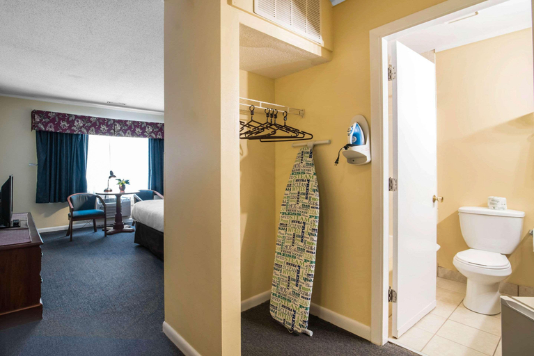 Bathroom 5, Econo Lodge Inn & Suites Tilton, Belknap
