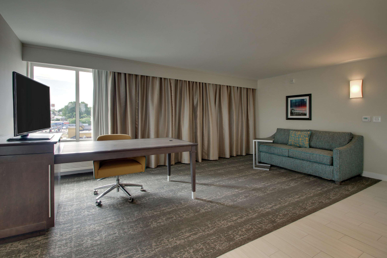 Bedroom 3, Hampton Inn Pawtucket, Providence