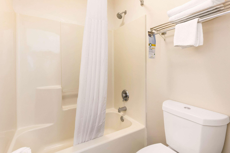 Bathroom 4, Quality Inn Trussville I-59 exit 141, Jefferson