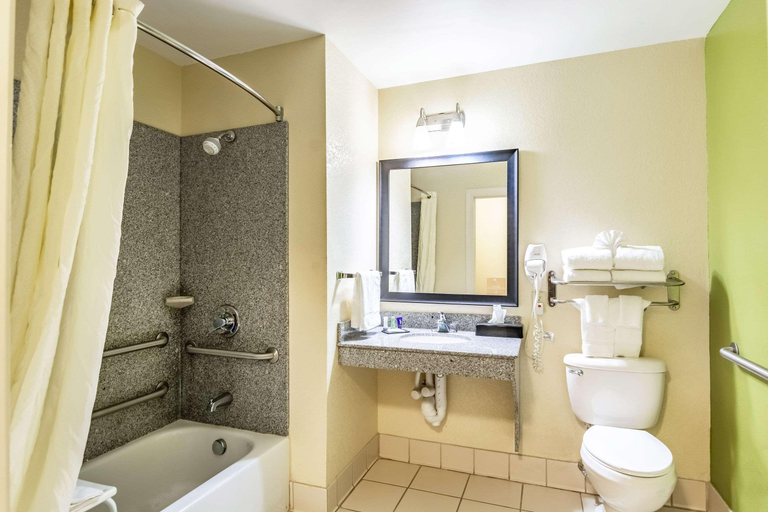 Bathroom 5, Comfort Inn Emporia, Emporia
