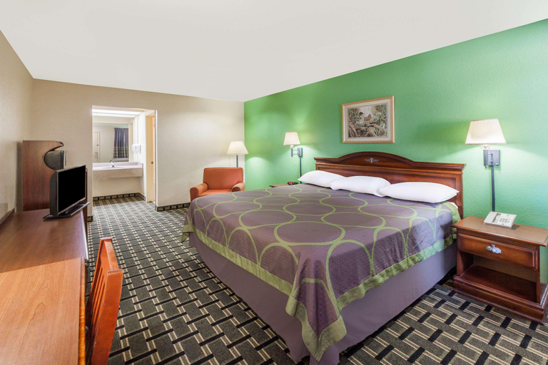 Bedroom 4, Super 8 by Wyndham Houston/Dtwn/I-610, Houston