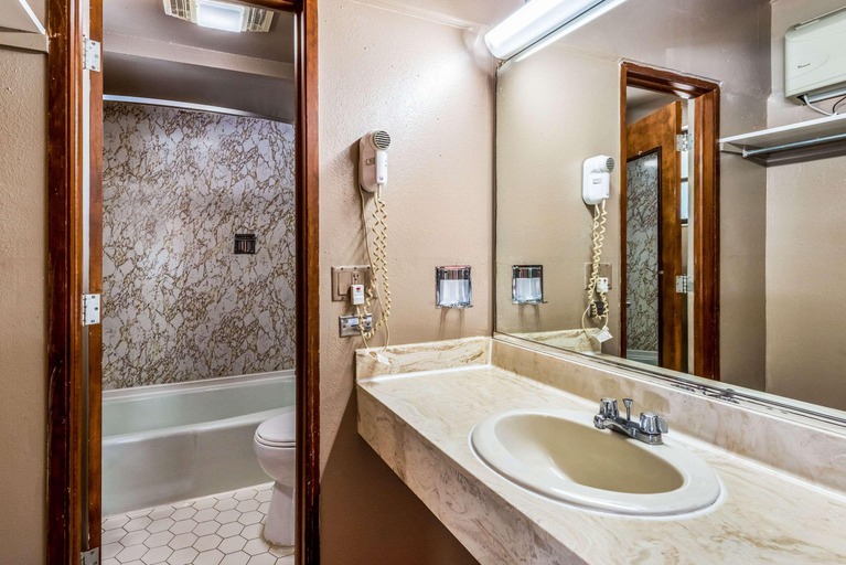 Bathroom 4, Americas Best Value Inn Franklin By Sonesta, Macon