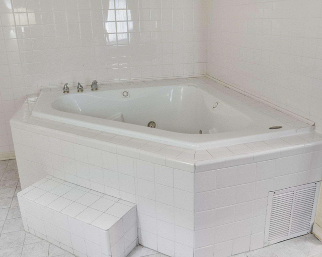 Bathroom 4, Quality Inn & Suites Suffolk West, Suffolk