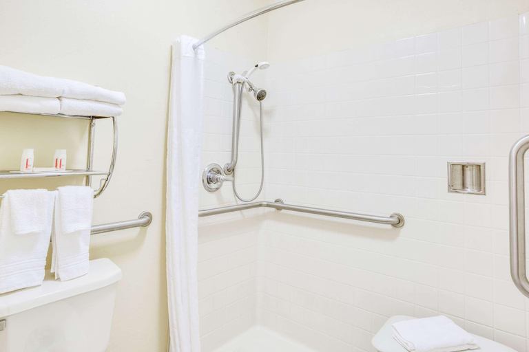 Bathroom 4, Days Inn By Wyndham Trumann Ar, Poinsett