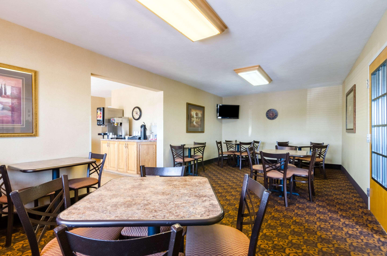 Food & Drinks 5, Super 8 by Wyndham Cozad, Dawson