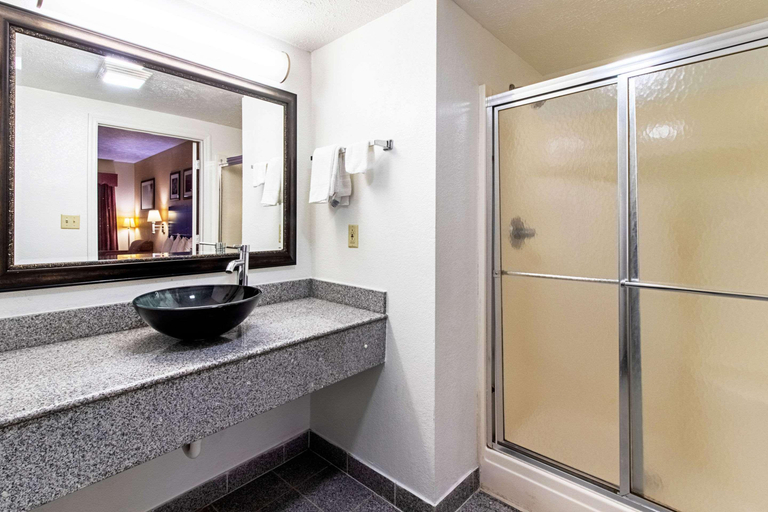 Bathroom 4, Quality Inn & Suites Dickson, Dickson