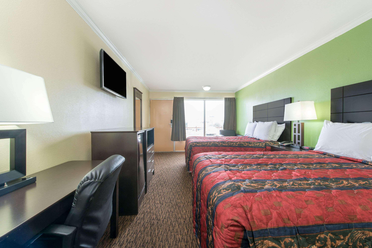 Bedroom 4, Days Inn by Wyndham Fort Worth West, Tarrant