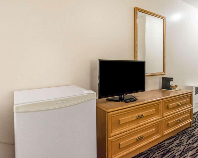 Bedroom 2, Econo Lodge, Timiskaming