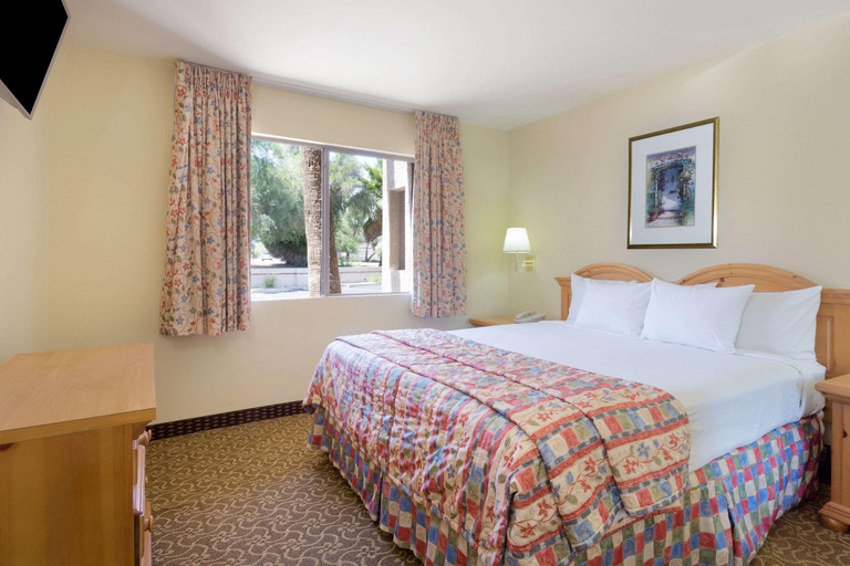 Bedroom 3, Days Inn & Suites by Wyndham Tempe, Maricopa