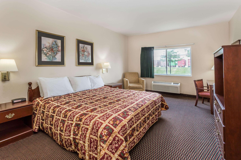 Bedroom 3, Days Inn & Suites By Wyndham Of Morris, Grundy