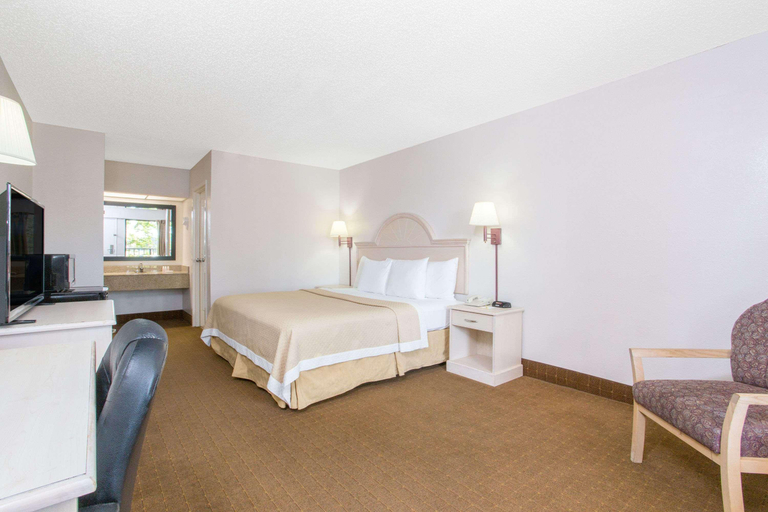 Bedroom 3, Days Inn & Suites by Wyndham Navarre Conf Center, Santa Rosa