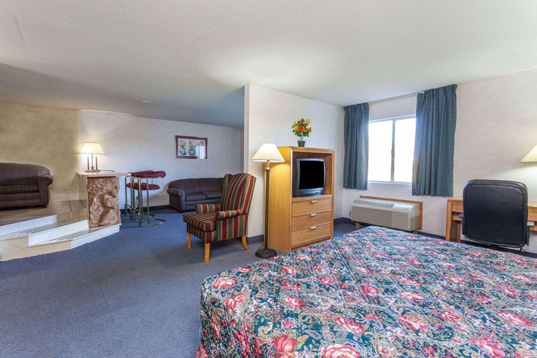 Bedroom 3, American Inn and Suites Dundee, Monroe