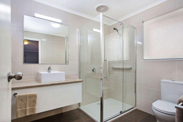 Bathroom 4, Comfort Inn Warrnambool International, Warrnambool