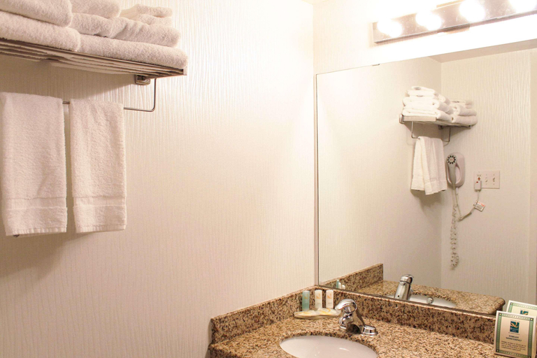 Bathroom, Quality Inn Arnprior, Renfrew