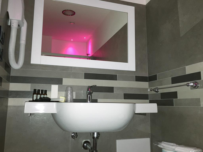 Bathroom 4, Belvedere, Lecce