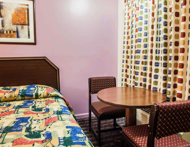 Bedroom 3, Rodeway Inn, Saint Clair