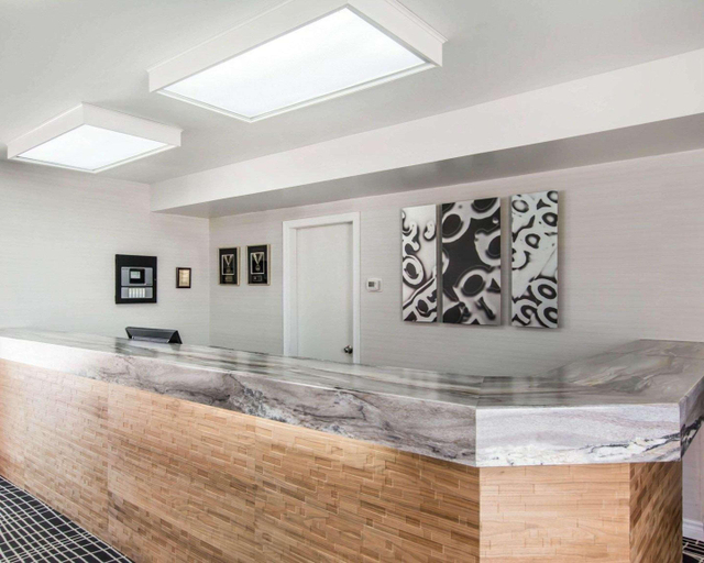 Bathroom, Econo Lodge, Timiskaming