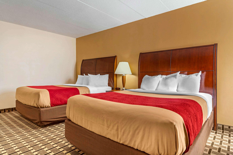 Bedroom 3, Econo Lodge Inn & Suites, Brookings