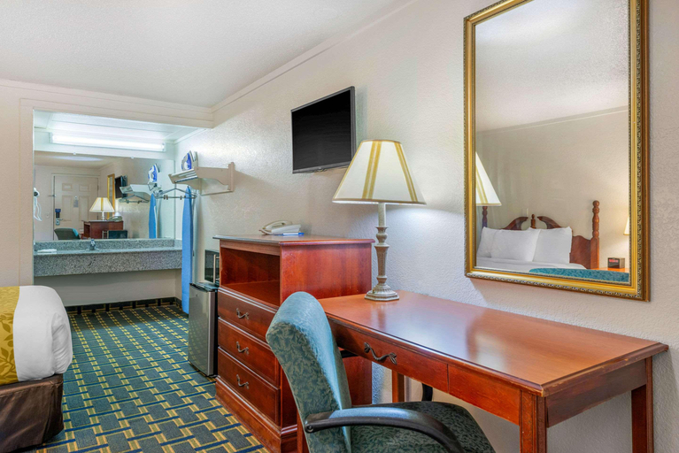 Bedroom 3, RODEWAY INN Hilliard Area, Franklin