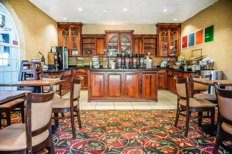 Food & Drinks 5, Quality Inn & Suites, Chaves