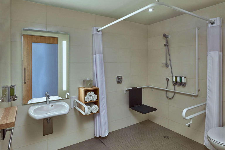 Bathroom 4, Hampton Inn Berlin City Centre Alexanderplatz, Berlin
