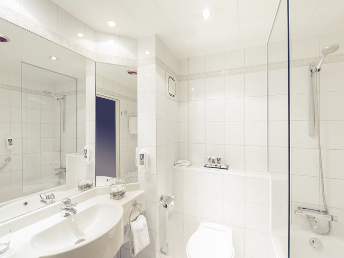 Bathroom 13