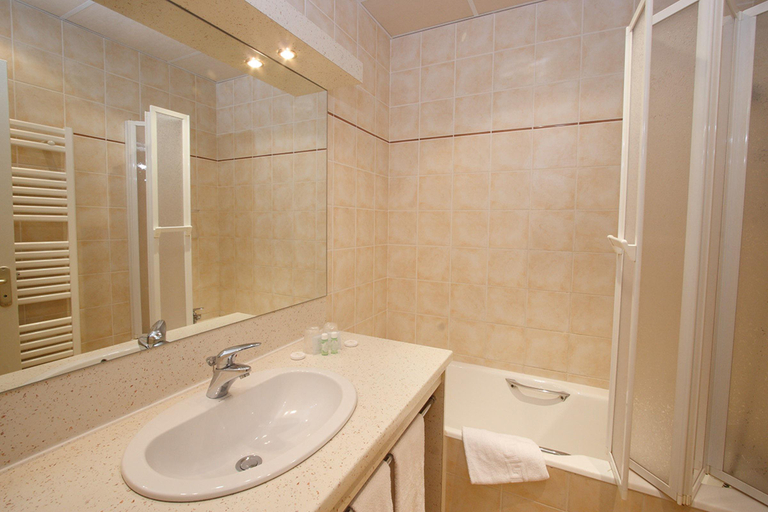 Bathroom 4, Logis Hotel le Ceans, Hautes-Alpes