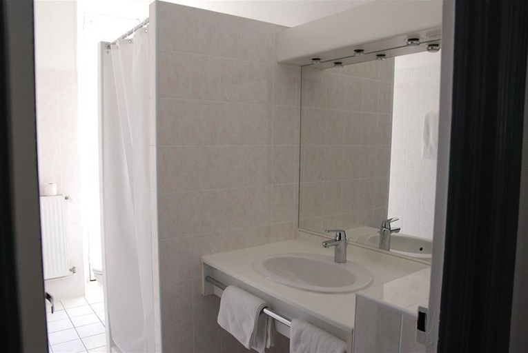 Bathroom 4, Hotel Actuel Chambéry Centre, Savoie
