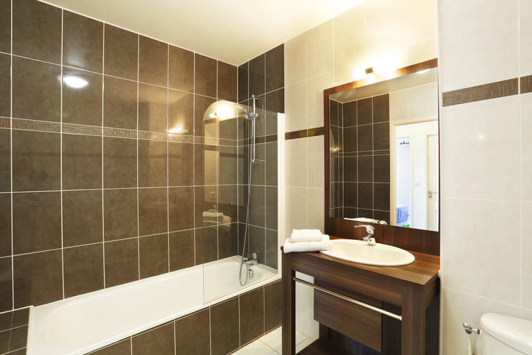 Bathroom 5, Nemea L'Estacade, Landes
