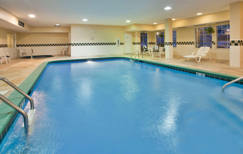 Sport & Beauty, Country Inn & Suites by Radisson, Bloomington-Norm, McLean