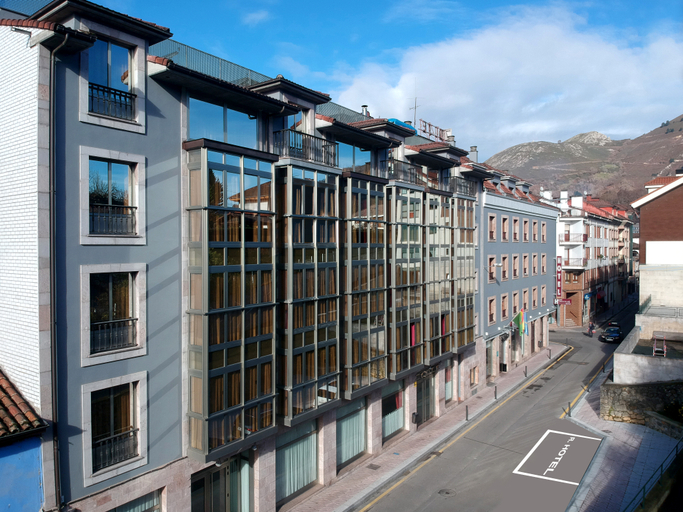 Exterior & Views