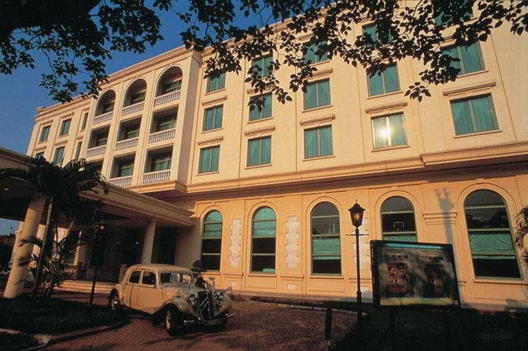 Exterior & Views