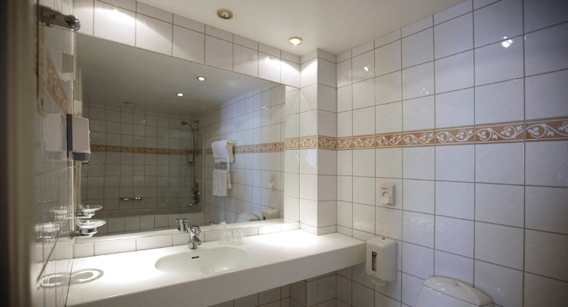 Bathroom 5, Dreges Hotell - by Classic Norway Hotels, Stranda